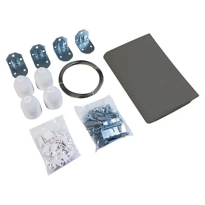 Windhager Sonnensegel Seilspanntechnik Komplett-Set - L x B: 2,7 x 1,4 m, Anthrazit - Gardinen-/Jalousie-Montageset mit Metallhalterungen, weißen Kunststoffteilen, Draht, Schrauben und grauem Stoff.