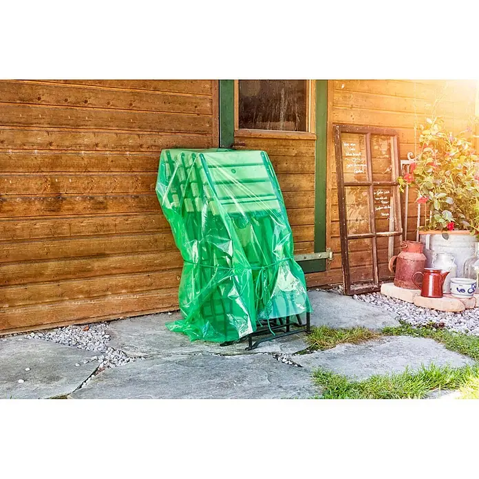 Windhager Abdeckfolie Outdoor - L x B: 10 x 2 m - Gestapelte grüne Gartenstühle mit schützender grüner Plastikplane abgedeckt, im Freien gelagert.