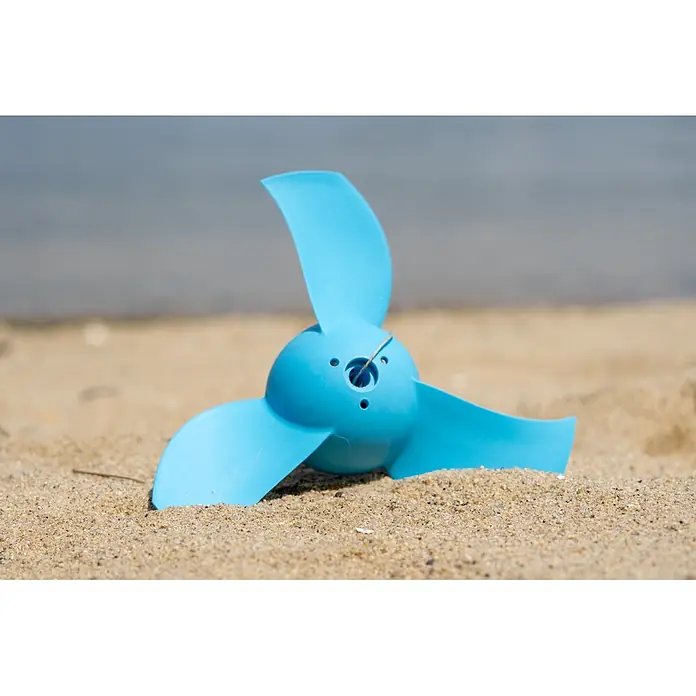 Temo Propeller-Set für Elektro-Außenbordmotor TEMO 450 - Kunststoff - Ein hellblauer Propeller aus Kunststoff mit drei Blättern, teilweise im Sand am Strand vergraben.