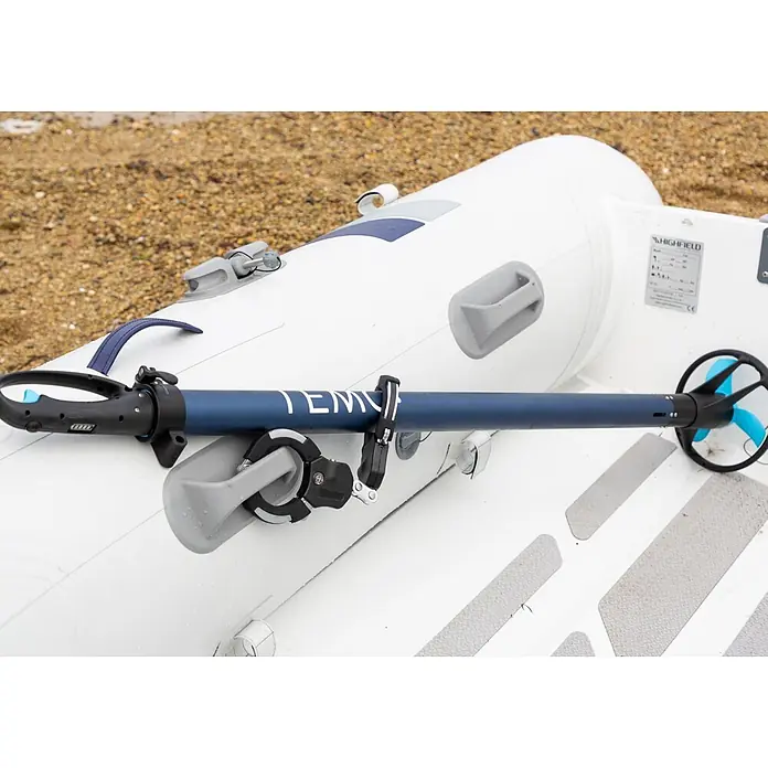 Temo Diebstahlsicherung für TEMO 450 - Schwarz - Blauer Elektromotor für Boote mit blauem Propeller, auf Schlauchboot montiert.