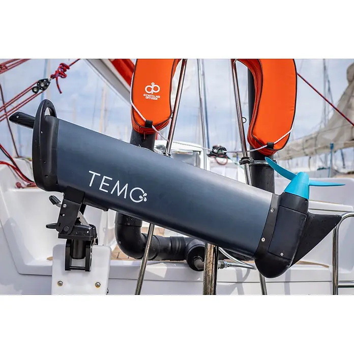 Temo Elektro-Außenbordmotor 1000 - 1.100 W, Pinnensteuerung - Dunkelgrauer TEMO Elektro-Außenbordmotor mit hellblauem Propeller, an einem Segelboot montiert.