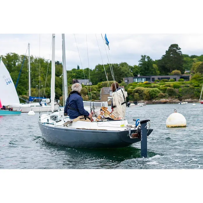 Temo Elektro-Außenbordmotor 1000 - 1.100 W, Pinnensteuerung - Schwarzer TEMO Elektromotor treibt ein graues Segelboot mit zwei Personen an, das Wasser aufwirbelt.