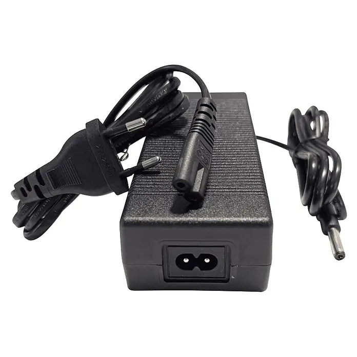 Temo Ladegerät für Elektro-Außenbordmotor Temo 450 - 220 V - Schwarzes AC-Netzteil mit Eurostecker und DC-Hohlstecker.