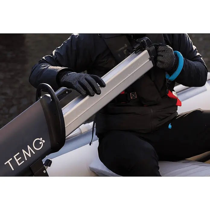 Temo Akku für Elektro-Außenbordmotor TEMO 1000 -  - Person in einem Boot hält einen TEMO Elektro-Außenbordmotor. Der Motor ist dunkelgrau und silbern.