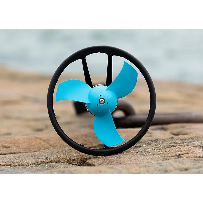 Temo Propeller-Set für Elektro-Außenbordmotor TEMO 450 - Kunststoff - Blauer dreiflügeliger Propeller in einem schwarzen Ring, auf Felsen ruhend. Für maritime oder Outdoor-Energieanwendungen.