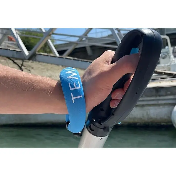 Temo Ersatzschlüssel für TEMO 450 - Blau - Blaues Stoffarmband mit "TEMO" am Handgelenk, getragen beim Bedienen eines Griffs.