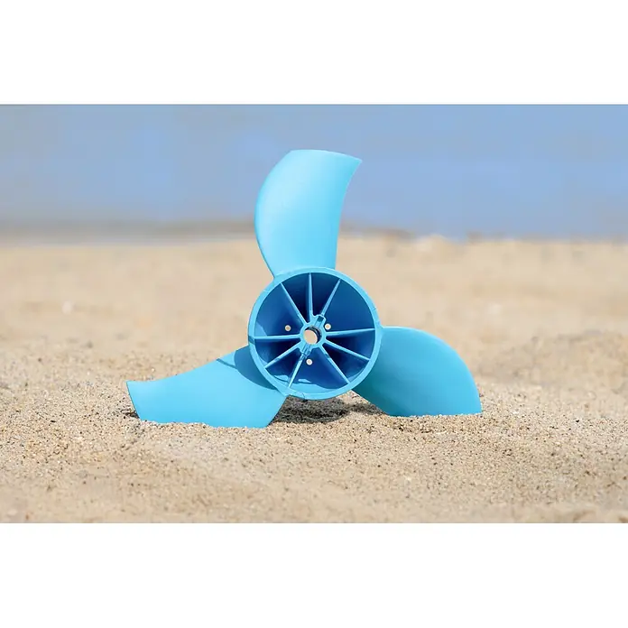 Temo Propeller-Set für Elektro-Außenbordmotor TEMO 450 - Kunststoff - Blauer Kunststoffpropeller mit drei Blättern im Sand eines Strandes, mit unscharfem Wasser im Hintergrund.