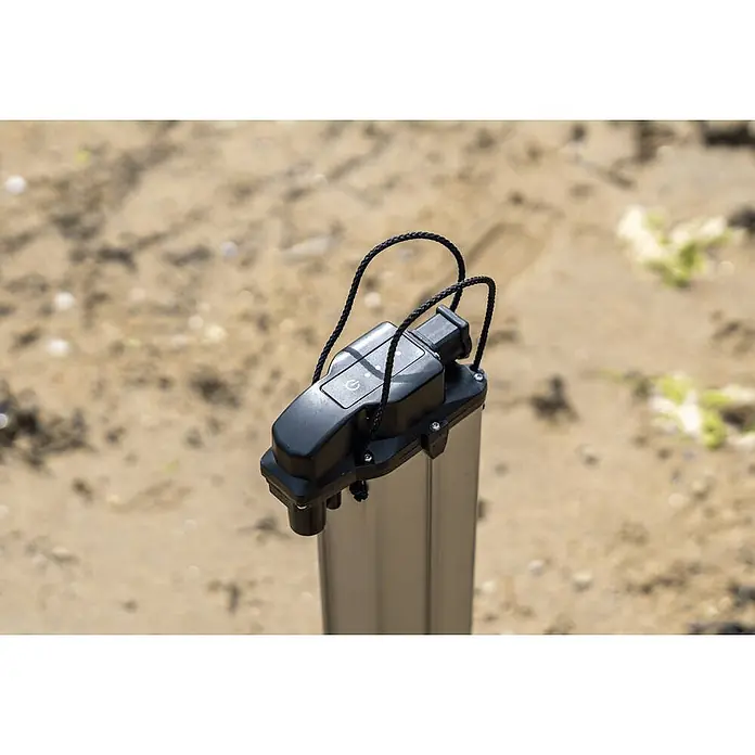 Temo Akku für Elektro-Außenbordmotor TEMO 1000 -  - Schwarzes Elektronikgerät mit Power-Knopf und LED-Anzeigen, an silberner Stange im Freien befestigt.