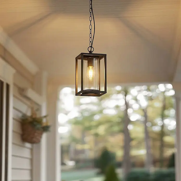Lucande Außenwand- & Deckenleuchte Ferda - schwarz, schwarz, IP44 - Schwarze Outdoor-Hängelaterne aus Metall und Klarglas mit beleuchteter Edison-Glühbirne, von einer Veranda-Decke hängend.