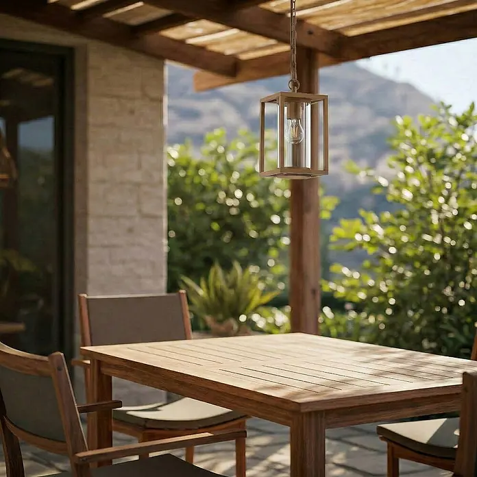 Lucande Außenwand- & Deckenleuchte Ferda - braun / rost, braun / rost, IP44 - Bronze Außenpendelleuchte mit Klarglas und Glühbirne, über einem Holztisch auf der Terrasse.
