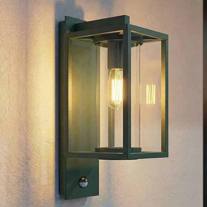 Lucande Außenwandleuchte Ferda - 22,5 x 16 x 38 cm, grün, grün, IP44 - Dunkelgrüne Außenwandleuchte mit Klarglas und Edison-LED-Birne, an strukturierter Wand montiert, inklusive Bewegungsmelder.