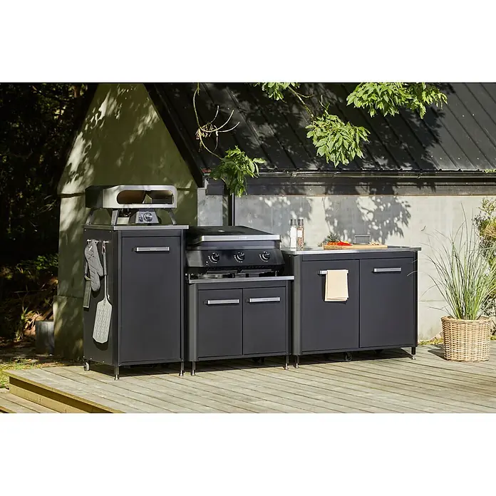 Cozze Outdoorküchen-Modul - Schwarz, B x T x H: 120 x 60 x 90 cm - Modulare anthrazitfarbene Außenküche mit Pizzaofen, Grill und Schränken auf Holzterrasse.