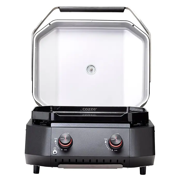 Cozze Plancha-Grill G 500 - Grillfläche (B x T): 53,5 x 41,8 cm, 5 kW, Schwarz - Schwarze tragbare Gasgrillplatte mit offenem silbernem Deckel und zwei rot akzentuierten Drehknöpfen.