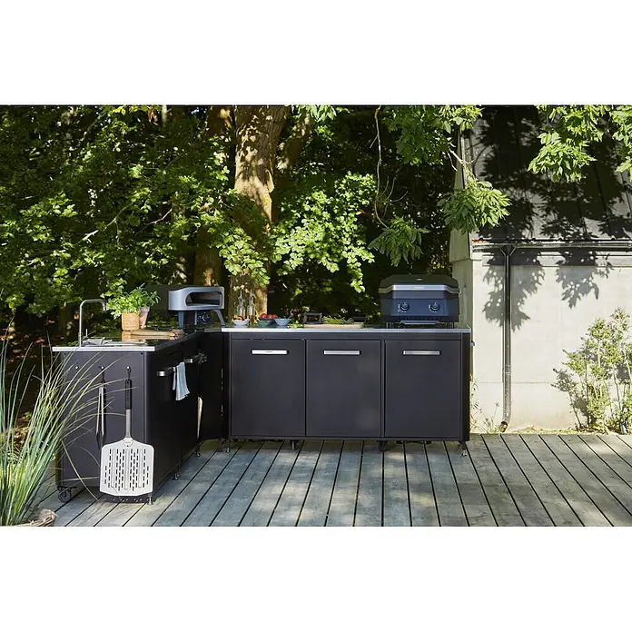 Cozze Pizzaofen Classic 13 - Grillfläche (B x T): 34 x 34 cm, 6 kW - Modulare dunkelgraue Außenküche mit Spüle, Pizzaofen und Grill auf Holzterrasse.