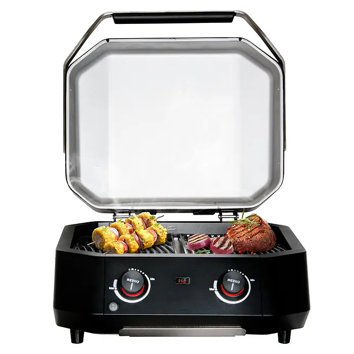 Cozze Elektrogrill E 500 - Grillfläche (B x T): 51 x 39 cm, 2,1 kW, Schwarz - Schwarzer Elektrogrill mit offenem Deckel, darauf Mais-Spieße, Steak und Zwiebeln. Mit Bedienknöpfen und Digitalanzeige.