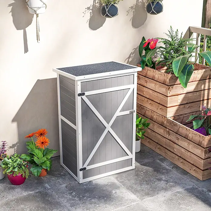 Outsunny Geräteschrank - Außenbreite inkl. Dachüberstand: 68 cm, Außentiefe inkl. Dachüberstand: 50 cm, Holz, Mehrfarbig - Grauer und weißer Holz-Gartenschrank mit dunklem Strukturdach, auf einer Terrasse umgeben von verschiedenen Topfpflanzen.