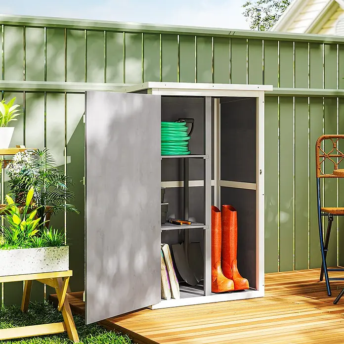 Outsunny Geräteschrank - Außenbreite inkl. Dachüberstand: 68 cm, Außentiefe inkl. Dachüberstand: 50 cm, Holz, Mehrfarbig - Grauer Gartenschrank mit offener Tür, zeigt grünen Schlauch, Werkzeuge und orange Stiefel auf Regalen, auf einer Holzterrasse.