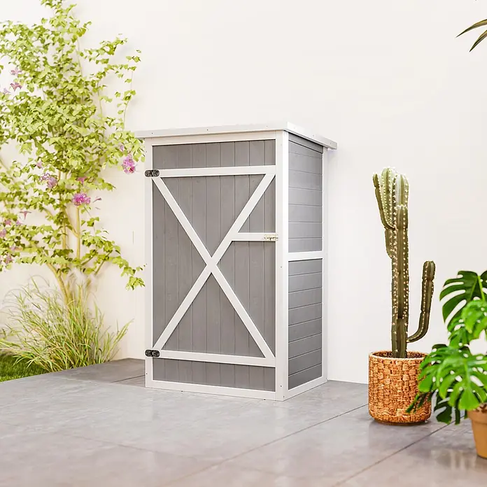Outsunny Geräteschrank - Außenbreite inkl. Dachüberstand: 68 cm, Außentiefe inkl. Dachüberstand: 50 cm, Holz, Mehrfarbig - Kompakter grau-weißer Holz-Gartenschrank im Scheunentor-Stil, auf einer Terrasse stehend.