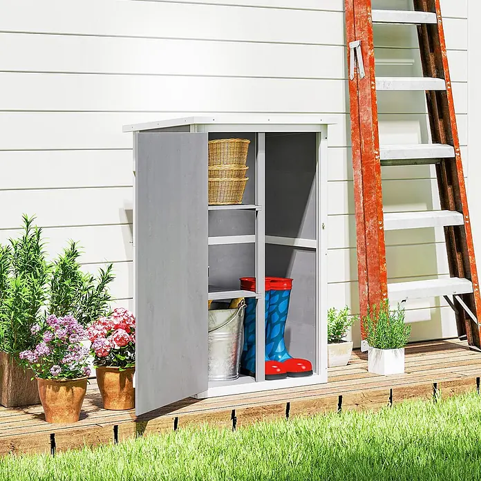 Outsunny Geräteschrank - Außenbreite inkl. Dachüberstand: 68 cm, Außentiefe inkl. Dachüberstand: 50 cm, Holz, Mehrfarbig - Grauer Outdoor-Schrank mit offener Tür, der Gartenstiefel, einen Eimer und Körbe in seinen Regalen zeigt.