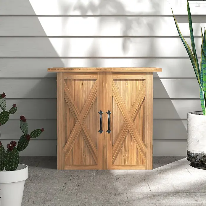 Outsunny Geräteschrank - Außenbreite inkl. Dachüberstand: 77 cm, Außentiefe inkl. Dachüberstand: 55 cm, Holz, Braun - Outdoor-Lagerschrank aus Naturholz mit Scheunentor-Türen und schwarzen Griffen, auf einer Terrasse.