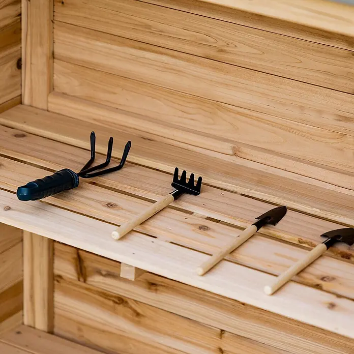 Outsunny Geräteschrank - Außenbreite inkl. Dachüberstand: 83 cm, Außentiefe inkl. Dachüberstand: 40 cm, Holz, Naturholz - Vier Mini-Gartengeräte mit schwarzen Metallköpfen und hellen Holzgriffen (eines mit dunkelgrünem Kunststoffgriff) auf einer Holzoberfläche.