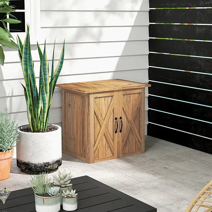 Outsunny Geräteschrank - Außenbreite inkl. Dachüberstand: 77 cm, Außentiefe inkl. Dachüberstand: 55 cm, Holz, Braun - Outdoor-Holzschrank mit Scheunentor-Design und schwarzen Griffen auf einer Terrasse.