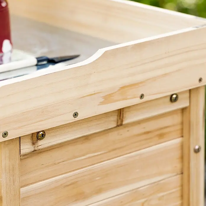 Outsunny Geräteschrank - Außenbreite inkl. Dachüberstand: 83 cm, Außentiefe inkl. Dachüberstand: 40 cm, Holz, Naturholz - Hellholziger Behälter oder Kasten mit sichtbaren Schrauben, geeignet zur Aufbewahrung oder Gartenarbeit.