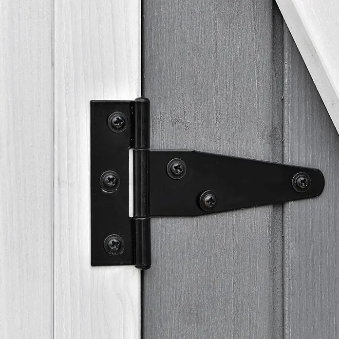 Outsunny Geräteschrank - Außenbreite inkl. Dachüberstand: 139 cm, Außentiefe inkl. Dachüberstand: 75 cm, Holz, Grau+Weiß - Schwarzes Metall-T-Band mit sichtbaren Schrauben, an hellem Holz und grauer Strukturfläche montiert.