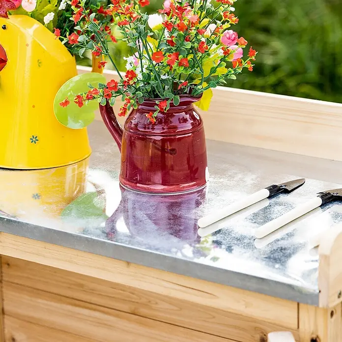 Outsunny Geräteschrank - Außenbreite inkl. Dachüberstand: 83 cm, Außentiefe inkl. Dachüberstand: 40 cm, Holz, Naturholz - Eine gelbe Hühner-Gießkanne, eine rote Vase mit Kunstblumen und zwei kleine Gartengeräte auf einem reflektierenden Holz-Spieltisch.