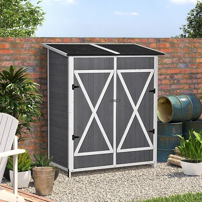 Outsunny Geräteschrank - Außenbreite inkl. Dachüberstand: 139 cm, Außentiefe inkl. Dachüberstand: 75 cm, Holz, Grau+Weiß - Grauer Holzschuppen mit weißer Verkleidung und Scheunentor-Doppeltüren zur Gartenorganisation.