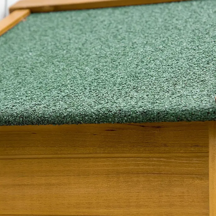 Outsunny Geräteschrank - Außenbreite inkl. Dachüberstand: 79 cm, Außentiefe inkl. Dachüberstand: 49 cm, Naturholz - Grünes Granulatdach mit hölzerner Seitenwand.