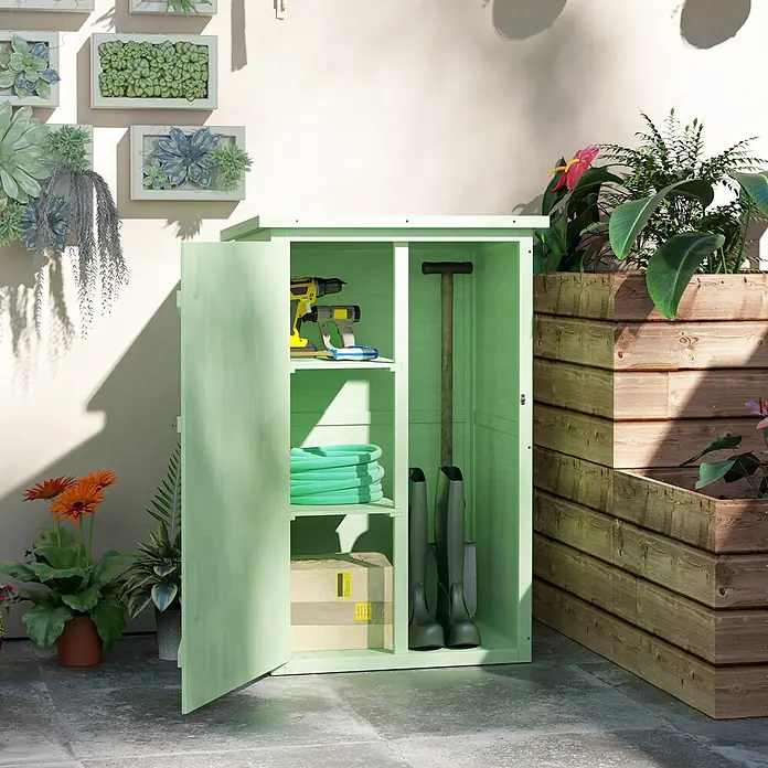 Outsunny Geräteschrank - Außenbreite inkl. Dachüberstand: 75 cm, Außentiefe inkl. Dachüberstand: 56 cm, Holz, Grün - Hellgrüner Holz-Gartenschrank, geöffnet, zeigt Gartengeräte wie Bohrmaschine, Schlauch, Spaten und Stiefel.