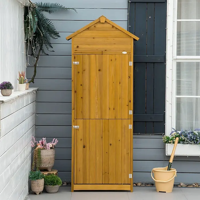 Outsunny Geräteschrank - Außenbreite inkl. Dachüberstand: 79 cm, Außentiefe inkl. Dachüberstand: 49 cm, Naturholz - Hoher, schmaler Holz-Gartenschrank mit Giebeldach und zwei Türen in warmbrauner Ausführung.