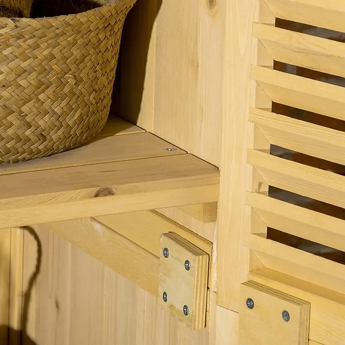 Outsunny Geräteschrank - Außenbreite inkl. Dachüberstand: 87 cm, Außentiefe inkl. Dachüberstand: 46,5 cm, Holz, Naturholz - Helles Holzinterieur mit Regal, geflochtenem Korb und Lamellenlüftung.