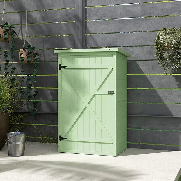 Outsunny Geräteschrank - Außenbreite inkl. Dachüberstand: 75 cm, Außentiefe inkl. Dachüberstand: 56 cm, Holz, Grün - Hellgrüner Holz-Gartenschuppen mit X-Streben-Tür, Metallverschluss, auf Terrasse bei dunklem Zaun und Pflanzen.