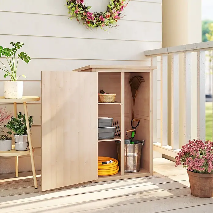 Outsunny Geräteschrank - Außenbreite inkl. Dachüberstand: 75 cm, Außentiefe inkl. Dachüberstand: 56 cm, Holz, Naturholz - Heller Gartenschrank aus Holz auf einer Veranda, geöffnet mit Gartengeräten und Schlauch.