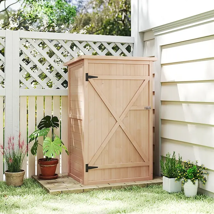 Outsunny Geräteschrank - Außenbreite inkl. Dachüberstand: 75 cm, Außentiefe inkl. Dachüberstand: 56 cm, Holz, Naturholz - Kompakter, heller Holz-Gartenschrank mit Spitzdach und einer Tür mit X-Verstrebung, in einem Garten platziert.
