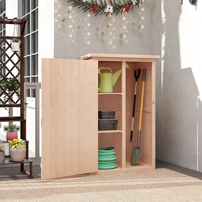 Outsunny Geräteschrank - Außenbreite inkl. Dachüberstand: 75 cm, Außentiefe inkl. Dachüberstand: 56 cm, Holz, Naturholz - Heller Holz-Gartenschrank mit offener Tür, zeigt Gartengeräte, Gießkanne und Schlauch.