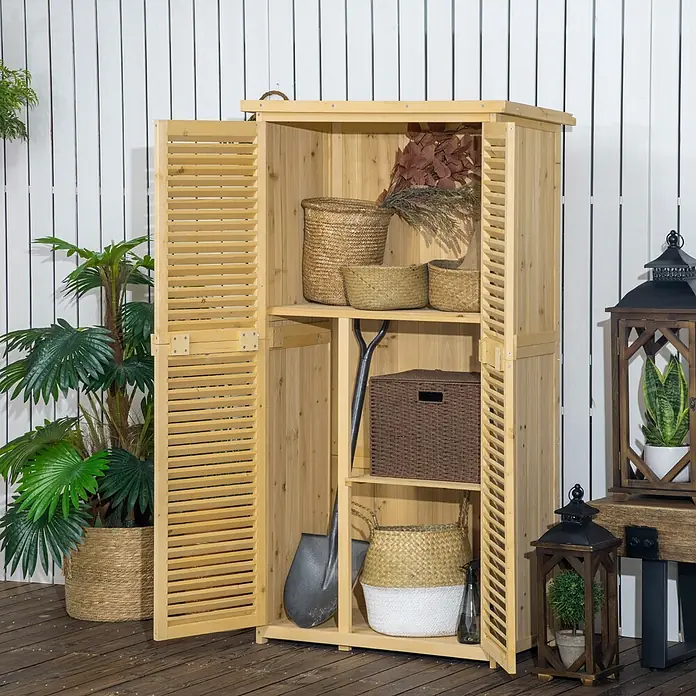 Outsunny Geräteschrank - Außenbreite inkl. Dachüberstand: 87 cm, Außentiefe inkl. Dachüberstand: 46,5 cm, Holz, Naturholz - Offener Gartenschrank aus hellem Holz, mit Regalen für Körbe und einer Schaufel zur Gartenorganisation.