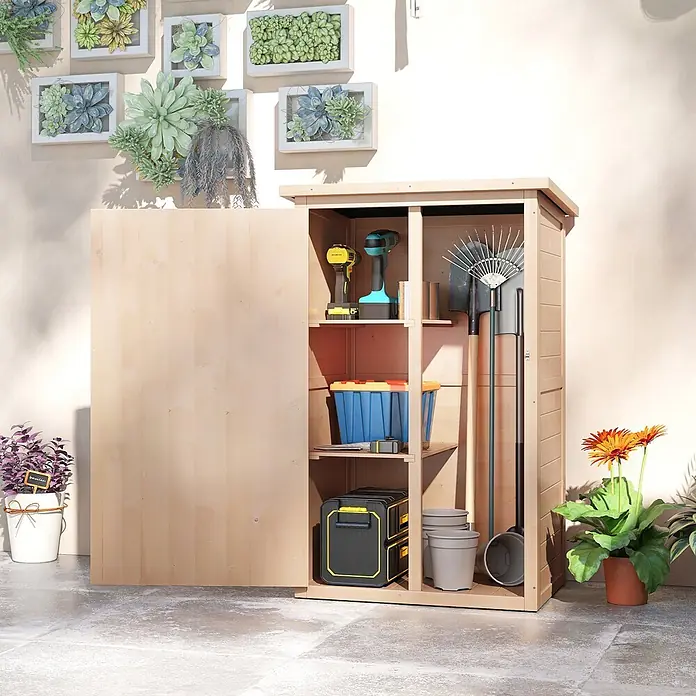 Outsunny Geräteschrank - Außenbreite inkl. Dachüberstand: 75 cm, Außentiefe inkl. Dachüberstand: 56 cm, Holz, Naturholz - Heller Gartenlagerungsschuppen aus Holz mit offener Tür, der verschiedene Gartengeräte und Akkuschrauber im Inneren zeigt.