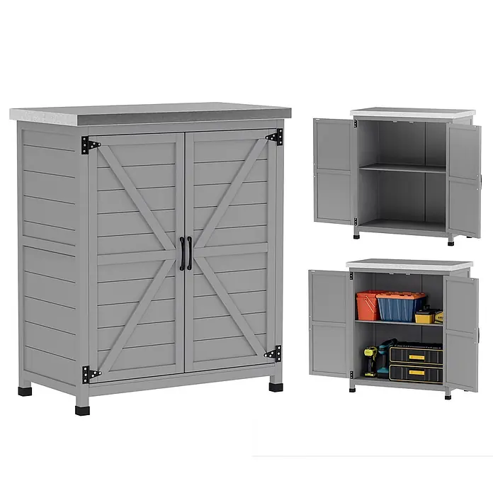 Outsunny Geräteschrank - Außenbreite inkl. Dachüberstand: 79 cm, Außentiefe inkl. Dachüberstand: 43 cm, Holz, Grau - Grauer Outdoor-Schrank mit Metallplatte und Scheunentor-Türen, mit Innenregalen und Werkzeugen.
