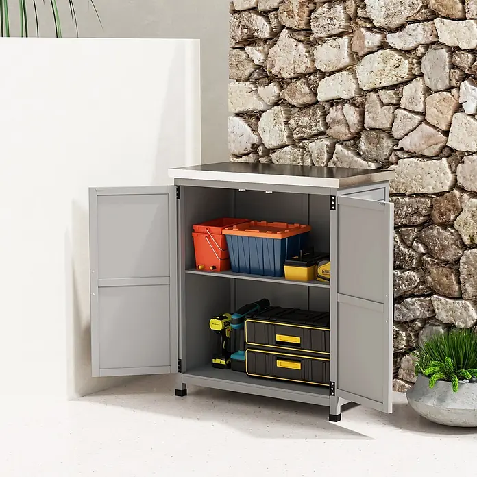 Outsunny Geräteschrank - Außenbreite inkl. Dachüberstand: 79 cm, Außentiefe inkl. Dachüberstand: 43 cm, Holz, Grau - Grauer Outdoor-Lagerschrank mit offenen Türen, zeigt bunte Behälter, einen Bohrer und Werkzeugkästen. Hat eine hellgraue Arbeitsplatte.