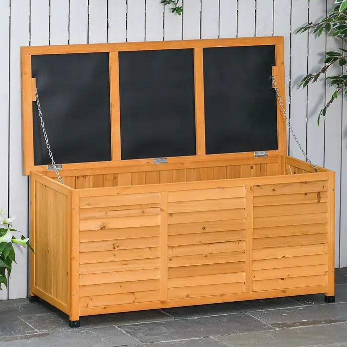 Outsunny Geräteschrank - Holz, Gelb - Offene Holz-Gartenbox mit Lamellenwänden und schwarz ausgekleidetem Deckel auf Steinplatten.