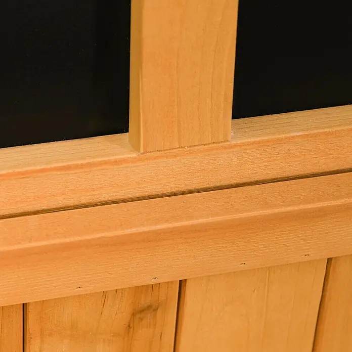 Outsunny Geräteschrank - Holz, Gelb - Nahaufnahme eines hellbraunen Holzfensterrahmens oder einer Holzverkleidung mit dunklem Hintergrund.