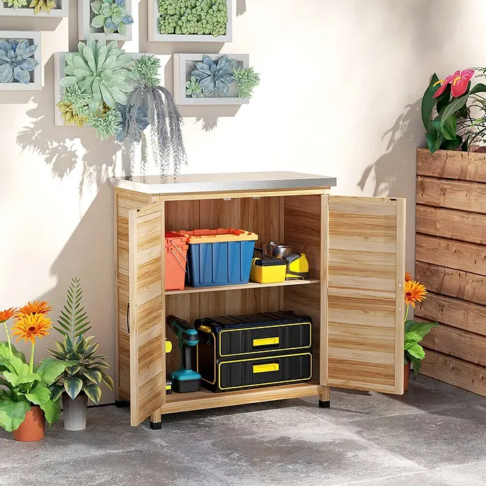 Outsunny Geräteschrank - Außenbreite inkl. Dachüberstand: 79 cm, Außentiefe inkl. Dachüberstand: 43 cm, Holz, Naturholz - Hölzerner Gartenschrank mit silberner Metallplatte und zwei offenen Türen, die Werkzeuge auf Regalen zeigen.