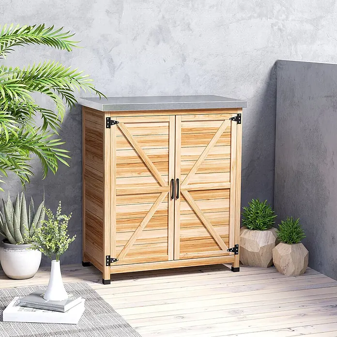 Outsunny Geräteschrank - Außenbreite inkl. Dachüberstand: 79 cm, Außentiefe inkl. Dachüberstand: 43 cm, Holz, Naturholz - Helles Holz-Outdoor-Aufbewahrungsschrank mit schwarzer Hardware und grauer Metallplatte, im Freien umgeben von Pflanzen.