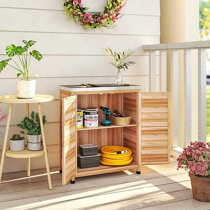 Outsunny Geräteschrank - Außenbreite inkl. Dachüberstand: 79 cm, Außentiefe inkl. Dachüberstand: 43 cm, Holz, Naturholz - Hölzerner Outdoor-Aufbewahrungsschrank auf einer Veranda, Türen geöffnet mit Gartenzubehör und Werkzeugen. Ein Pflanzenständer ist in der Nähe.
