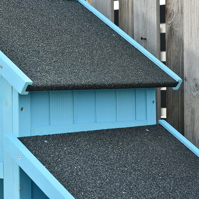 Outsunny Geräteschrank - Außenbreite inkl. Dachüberstand: 130 cm, Außentiefe inkl. Dachüberstand: 54,5 cm, Holz, Himmelblau - Blaues Holz-Kleintierhaus mit dunklem Granulatdach auf zwei Ebenen.