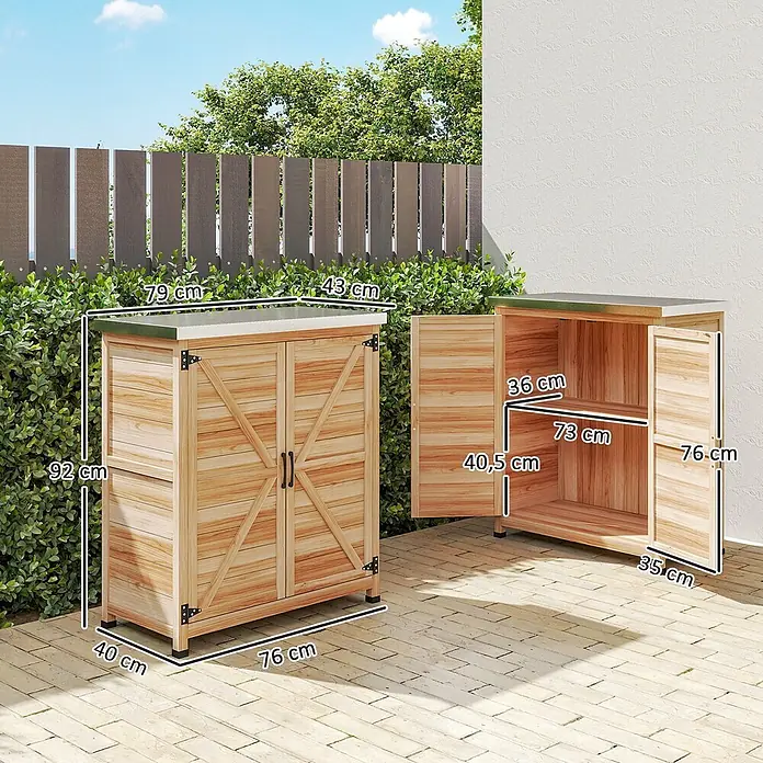 Outsunny Geräteschrank - Außenbreite inkl. Dachüberstand: 79 cm, Außentiefe inkl. Dachüberstand: 43 cm, Holz, Naturholz - Heller Holz-Gartenschrank mit Maßen, geschlossen und offen mit Regalen gezeigt.