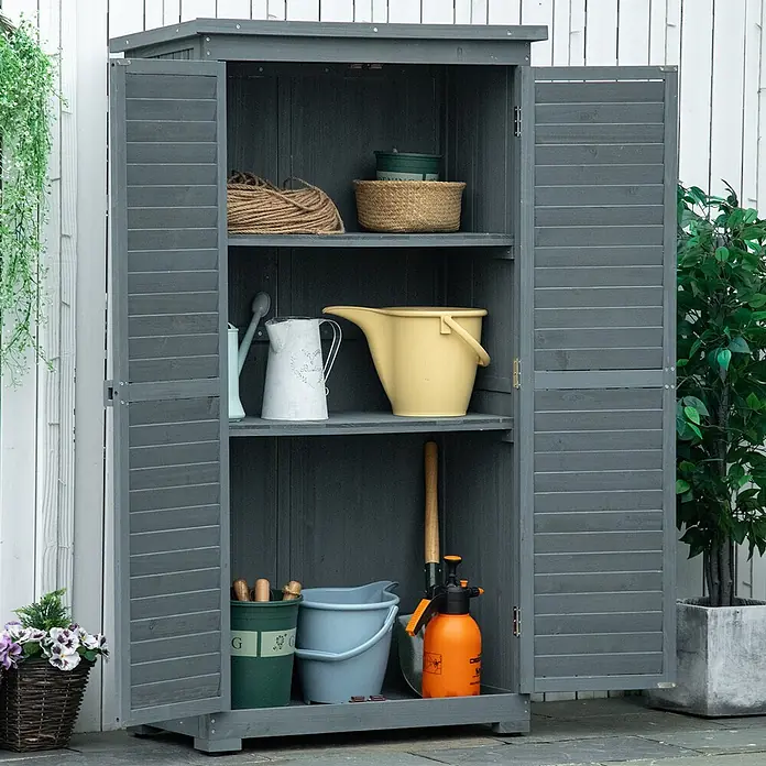 Outsunny Geräteschrank - Außenbreite inkl. Dachüberstand: 87 cm, Außentiefe inkl. Dachüberstand: 46,5 cm, Grau - Grauer Holzgartenschrank, geöffnet und gefüllt mit Gartengeräten und -zubehör.